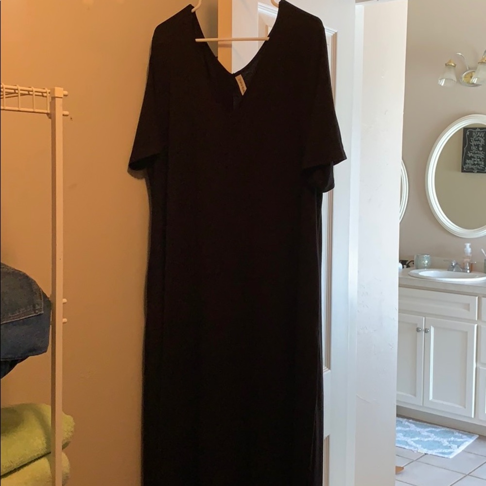 Black short sleeve V neck maxi with pockets 3XL
